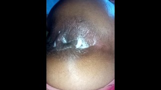 Большая задница выпячивает задницу, открывает ее и делает анальный пролапс, принимает много спермы в попку