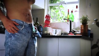 J’ai éclaboussé de l’eau sur moi-même alors j’ai décidé de me déshabiller