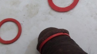 Раздеваюсь, показываю - сажусь на кольцевой член и мочусь - принимаю душ