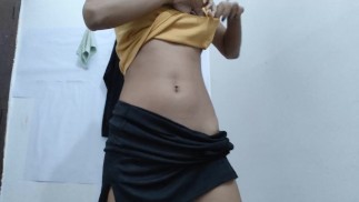 Süße Babypuppe, ein Teenager-Mädchen, das sich vor der Familie versteckt und masturbiert, nasse Muschi und Selbstbefriedigung