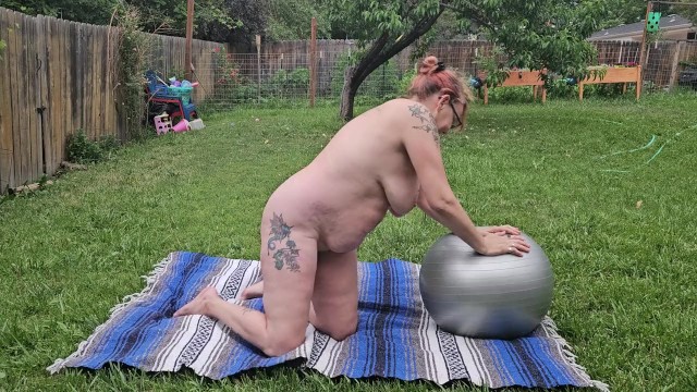 GILFJai голая на мяче для йоги
