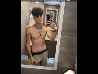 被禁止的 TikTok - 悬挂的瘦 Eboy 青少年在音乐节上公开展示柔软的鸡巴印花
