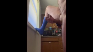 перед окном