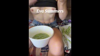 Хватаю зеленую фасоль из моего сада 🌿 Грязная Blonde Petite Идеальные натуральные сиськи Titty Drop Tease