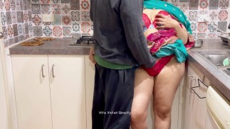 Indian Couple Romance dans la cuisine - Saree Sexe sensuel - Saree soulevé - Jeu de chatte, seins et cul