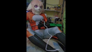 futrzany volpina cosplay kigurumi bawi się kutasem i wibratorem
