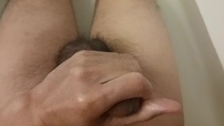 Мастурбирую и кончаю симпатичной горячей девушке из Pornhub в ванной