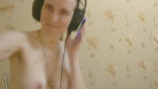 NAKED A CASA DA SOLO: TETTE, MUSICA, BUON TEMPO
