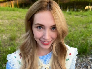 Helped a Cute Stranger on the Street and Fucked her on the same Day - Loly Nebel