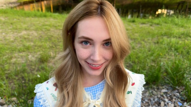 Помог симпатичной незнакомке на улице и трахнул ее в тот же день - Loly Nebel