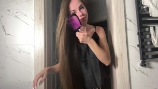 Diana сушит волосы - часть 3