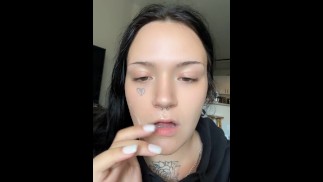 Белая девушка размазывает сперму по лицу