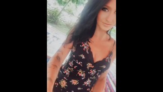 ГРЕЧЕСКАЯ ДЕВУШКА ПОКАЗЫВАЕТ ТУГУЮ КИСКУ НА ПУБЛИКЕ