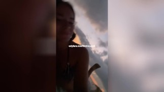 Милашка из колледжа случайно протекает киской, наклонившись