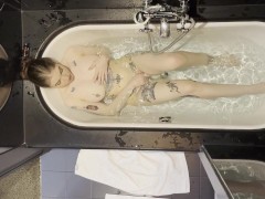 Bath time - Screenshot 10 of 16 - Girl Masturbating