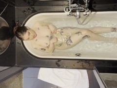 Bath time - Screenshot 15 of 16 - Girl Masturbating
