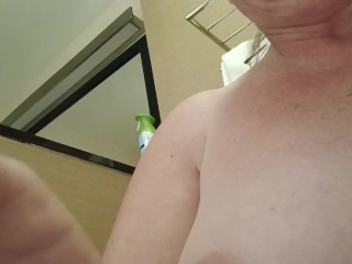 P1SSQUEEN Писает в туалете отеля