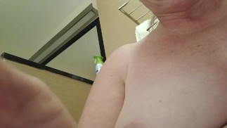 P1SSQUEEN Pisses in a hotel toilet