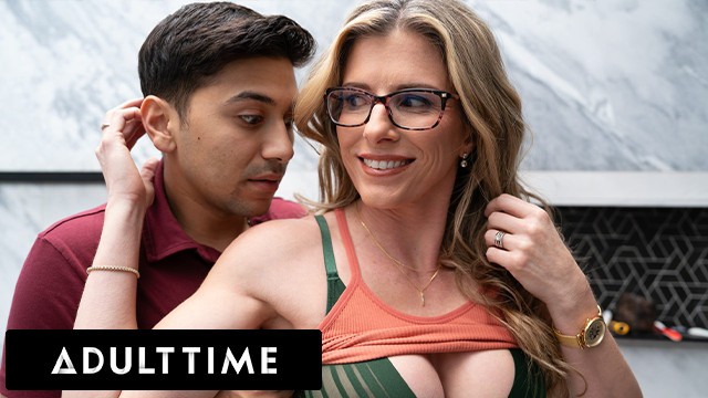 ADULT TIME - «Позволь мне занять его место»... Max заполняет ступеньки, чтобы трахнуть одинокую мачеху Cory Chase!