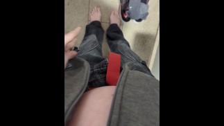 Полностью раздеваюсь и очень жестко мастурбирую в очень оживленной общественной ванной