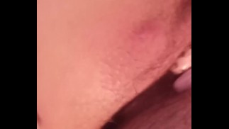 Мара Sofia мастурбирует и засовывает пальцы в киску