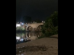 piscio nel fiume tevere in una calda estate nel centro di roma