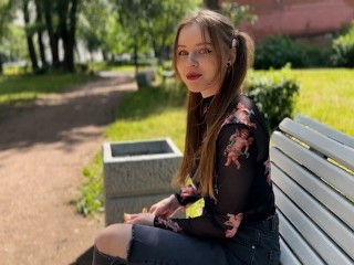 Invited Home and Fucked a Cute Student Girl Feeding Birds