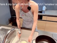 料理してる彼女を脱がせてキッチンSEX♡裸エプロンで嫌がりながらもイキまくる！素人/カップル/人妻/若妻/顔出し/ハメ撮り/スタイル抜群/美女/色白美乳/英語字幕 1/16