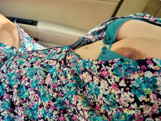 Непослушная девушка в сарафане и сексуальном бикини показывает мне свои большие сиськи после пляжа