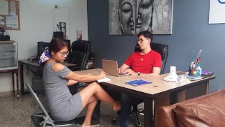 Schönes Mädchen kommt zu einem Vorstellungsgespräch und lutscht am Ende meinen Schwanz.mp4