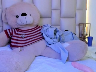 Beautiful студентка с волосатой киской стимулирует свою киску и хвастается перед вебкамерой