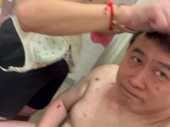 老婆在家中半裸體幫老公剪髮及鎖住了老公的陰莖以防老公去偷情。 - Screenshot 4 of 16 - Wife