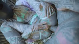 Я сосу твой член, а потом ты хардкорно трахаешь мою задницу - я ношу эту маску, а ты кончаешь на мою пизду