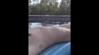 Trans Man Beautiful corpo snello in piscina