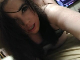 Возбужденной шлюшке нужно кончить