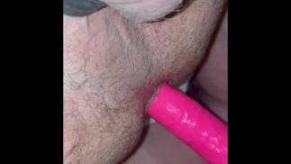 Mistress дразнит саба игрушкой, сквиртует, а затем трахает его ею