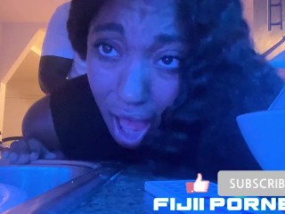 Надоедливый отчим наконец-то убеждает падчерицу трахаться