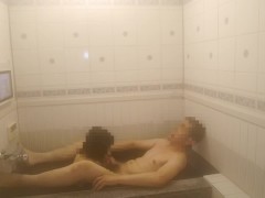 【素人個人撮影】下半身のさわり合っこでムラムラしてセックスする中年男と出会い系女子 - Screenshot 2 of 16 - 対面座位