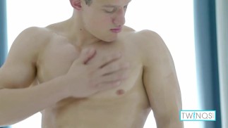 Big Luke frotte ses pectoraux, ses couilles et Nice bite rasée en solo clip !