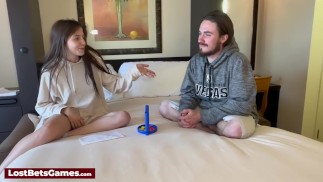 Lei cavalca il suo cazzo duro dopo aver perso una partita di Strip Connect 4