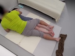 えっちなオイルマッサージで身体がぬるぬるに・・。 触られているうちに、気がついたら感度がMAX！！ そのまま激しいオイルSEXへ突入　童顔/おっぱい 無修正/ローション/パイパン/日本 - Screenshot 1 of 16 - 未经审查的