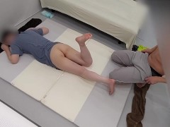 えっちなオイルマッサージで身体がぬるぬるに・・。 触られているうちに、気がついたら感度がMAX！！ そのまま激しいオイルSEXへ突入　童顔/おっぱい 無修正/ローション/パイパン/日本 - Screenshot 2 of 16 - 無修正