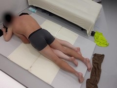 えっちなオイルマッサージで身体がぬるぬるに・・。 触られているうちに、気がついたら感度がMAX！！ そのまま激しいオイルSEXへ突入　童顔/おっぱい 無修正/ローション/パイパン/日本 - Screenshot 3 of 16 - バック