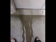 コンクリートに立ちション