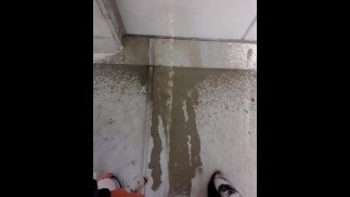 コンクリートに立ちション