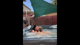 Настоящая лесбийская пара целуется горячо и влажно в джакузи