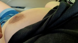 Я позволила незнакомцу трогать мою большую грудь в машине