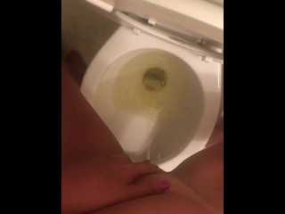 Впрыскивает свою мочу в горшок 💦🚽