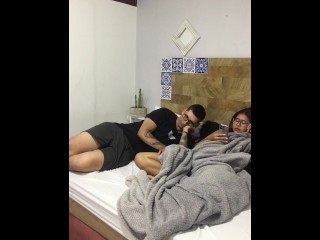 Ему удалось убедить мою сводную сестру, и я лижу ее вкусную киску в ее комнате