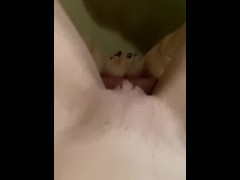 seduta sulla poltrona piscio per terra sui miei piedi